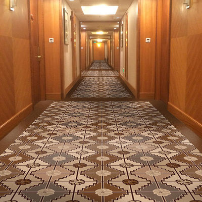 Προσαρμοσμένο σχεδιασμό Plaid Pattern Beauty Nylon Printed Carpet για την διακόσμηση δωματίων ξενοδοχείων