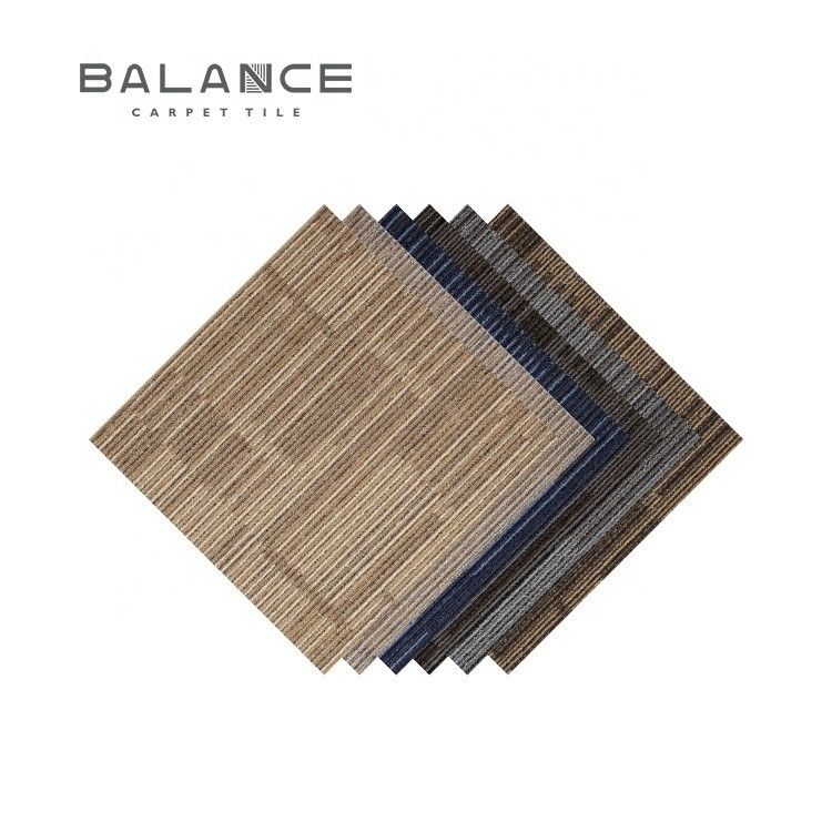 Κεραμίδια χαλιών PVC 50x50cm σε αφηρημένο σχέδιο για διάδρομο ξενοδοχείου γραφείου